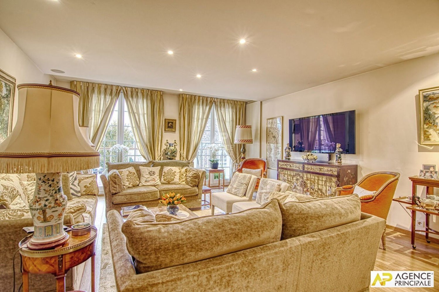 4 bedrooms Apartment in Versailles, France No. 293257