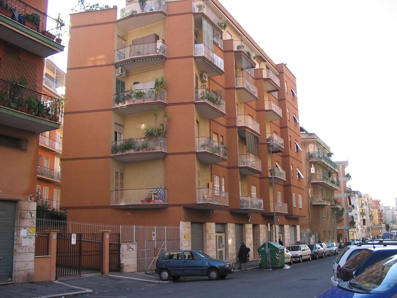 3 rooms Apartment in Rome, Italy No. 113853