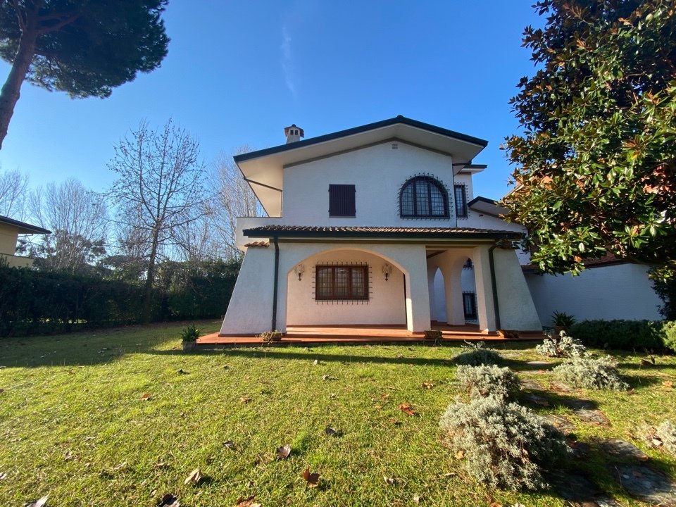 5 bedrooms Villa in Forte dei Marmi, Italy No. 192218