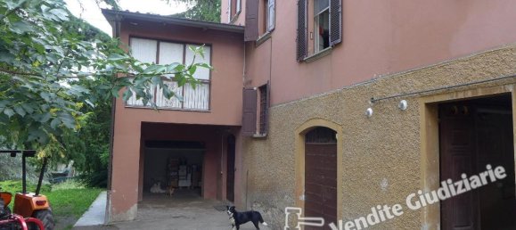 5 rooms Apartment in Carpineti, Italy No. 95077 8