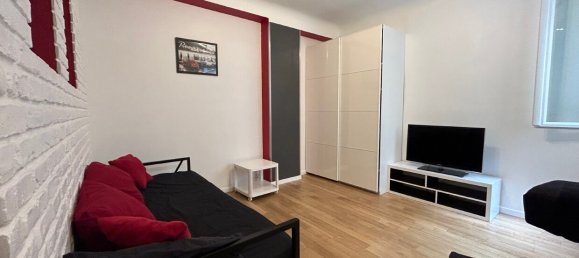 Studio in Paris, France No. 187966 3