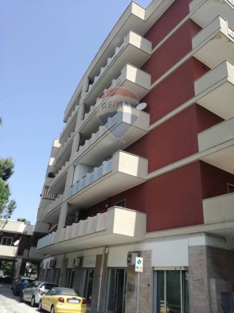 2 rooms Office in Bari, Italy No. 132605