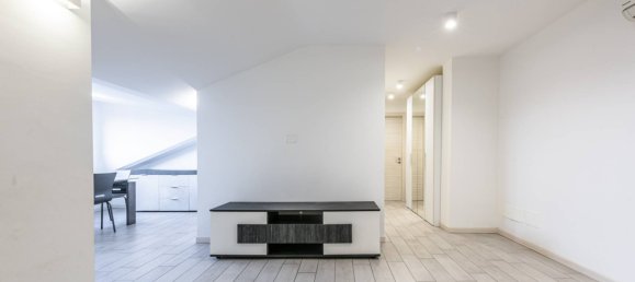 2 bedrooms Apartment in Bergamo, Italy No. 2179 2