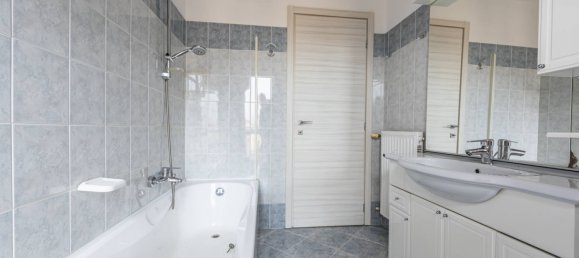 2 bedrooms Apartment in Bergamo, Italy No. 2179 12