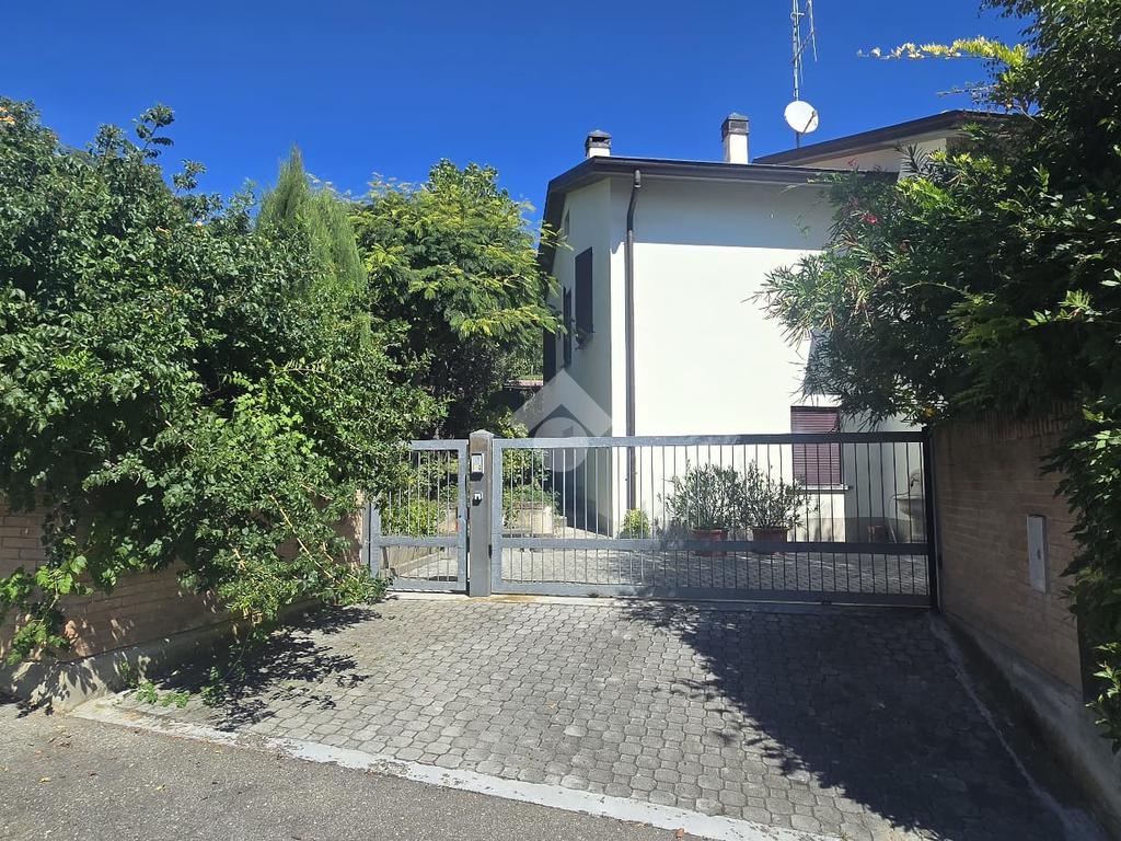 3 bedrooms Villa in Medesano, Italy No. 387460