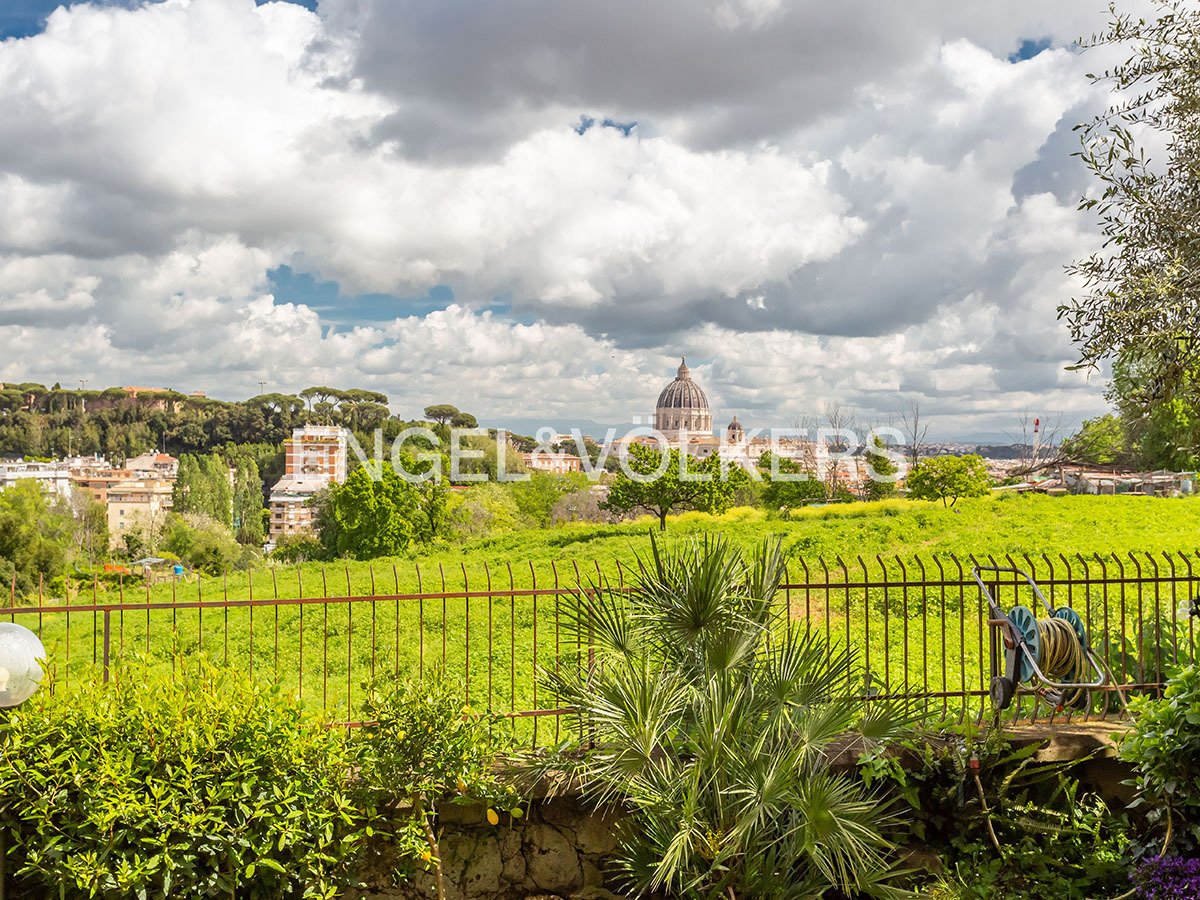 5 bedrooms Apartment in Rome, Italy No. 127733