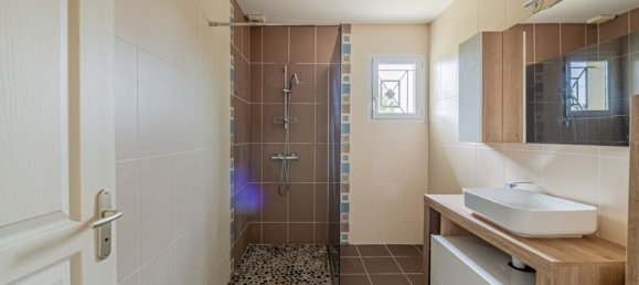 4 bedrooms House in Montussan, France No. 350571 3