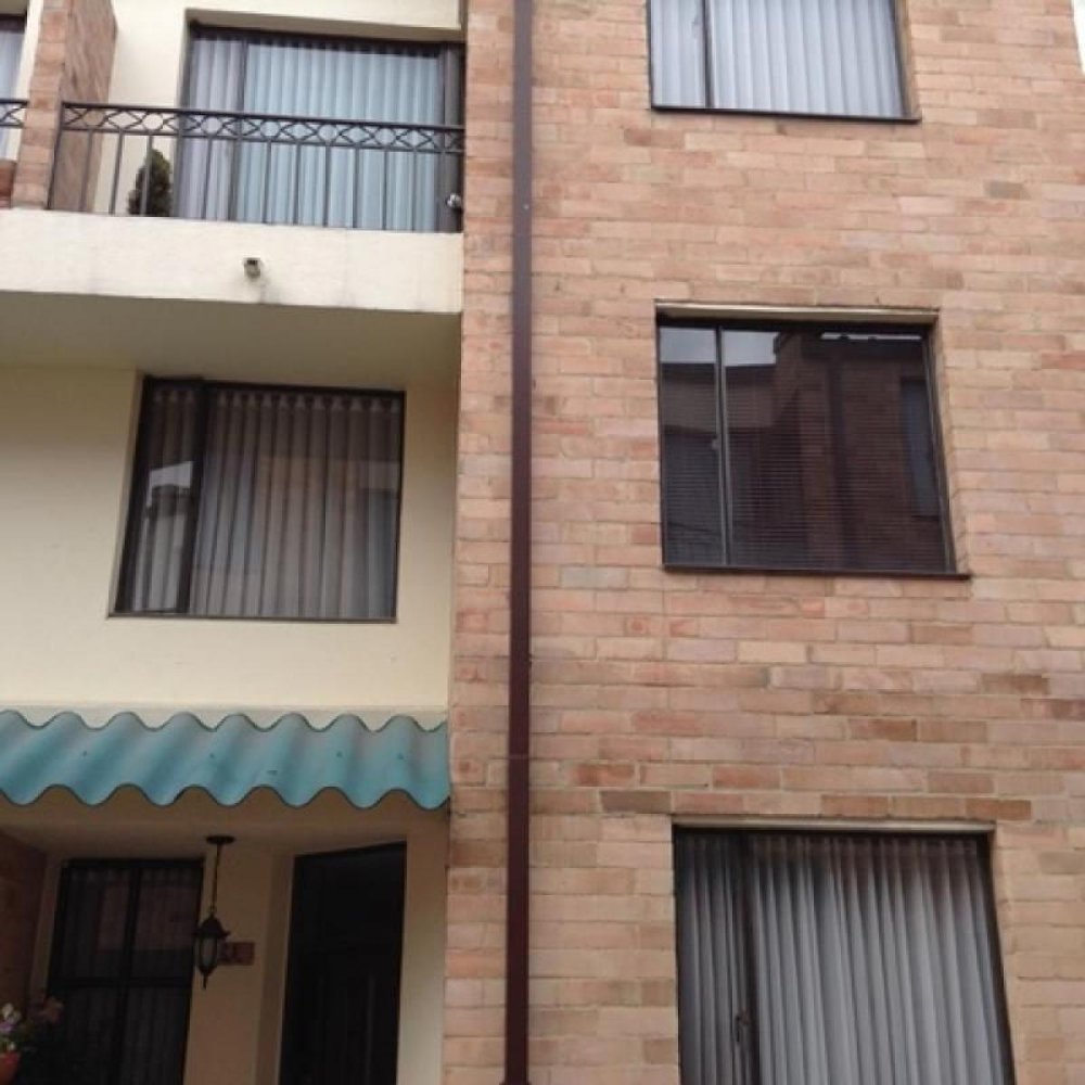 Casa de 3 dormitorios en Bogotá, Colombia No. 10910