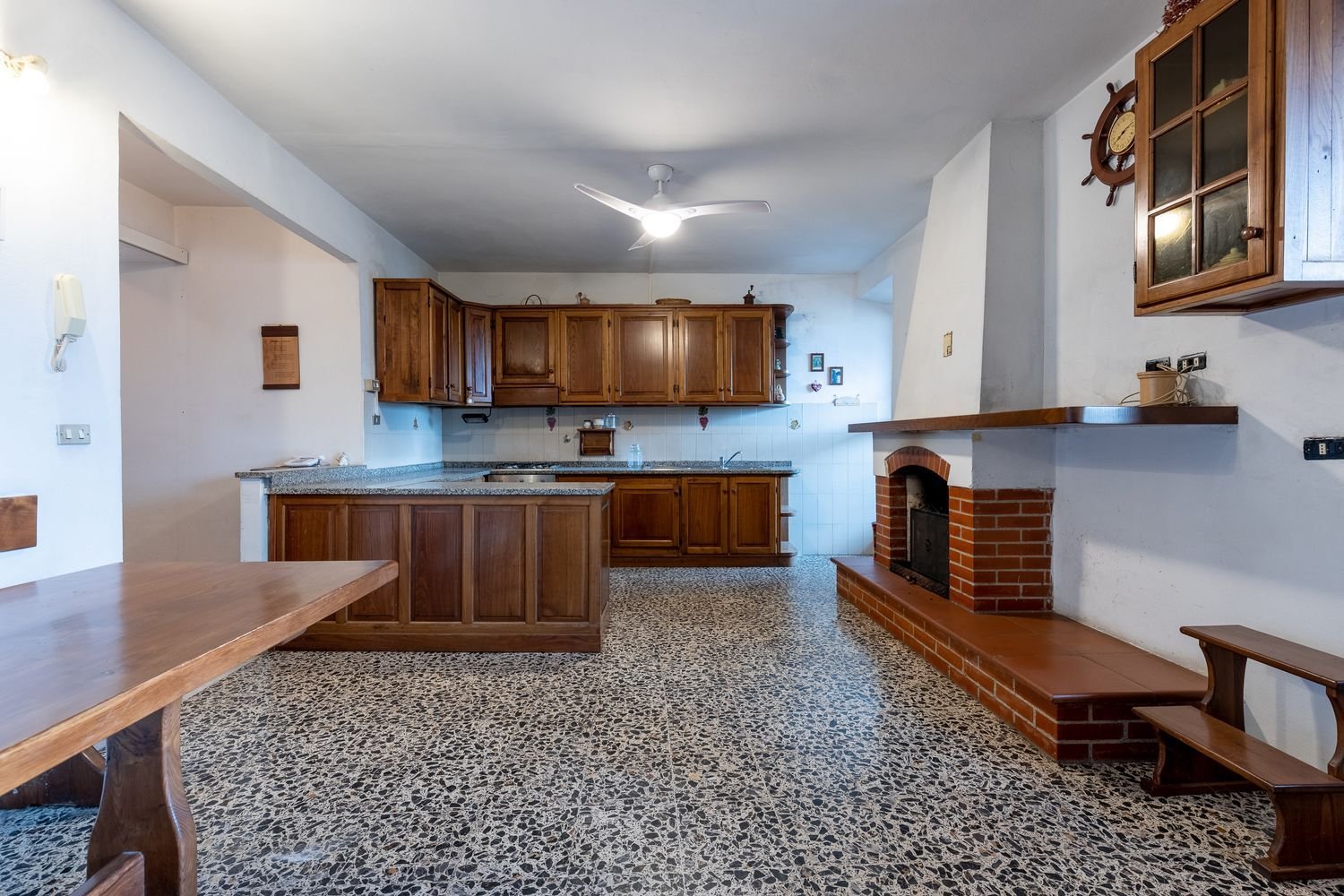 7 rooms House in Lucca, Italy No. 15357