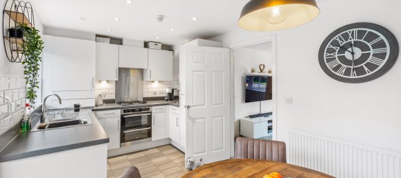 3 bedrooms House in Horley, United Kingdom No. 1037 7