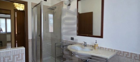 4 Schlafzimmer Doppelhaus in Angera, Italy, Nr. 361312 33