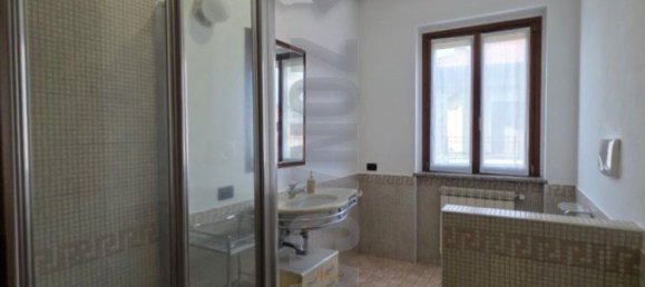 4 Schlafzimmer Doppelhaus in Angera, Italy, Nr. 361312 28