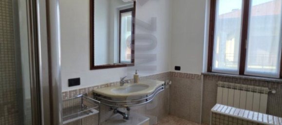 4 Schlafzimmer Doppelhaus in Angera, Italy, Nr. 361312 30