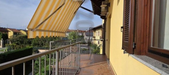 4 Schlafzimmer Doppelhaus in Angera, Italy, Nr. 361312 7
