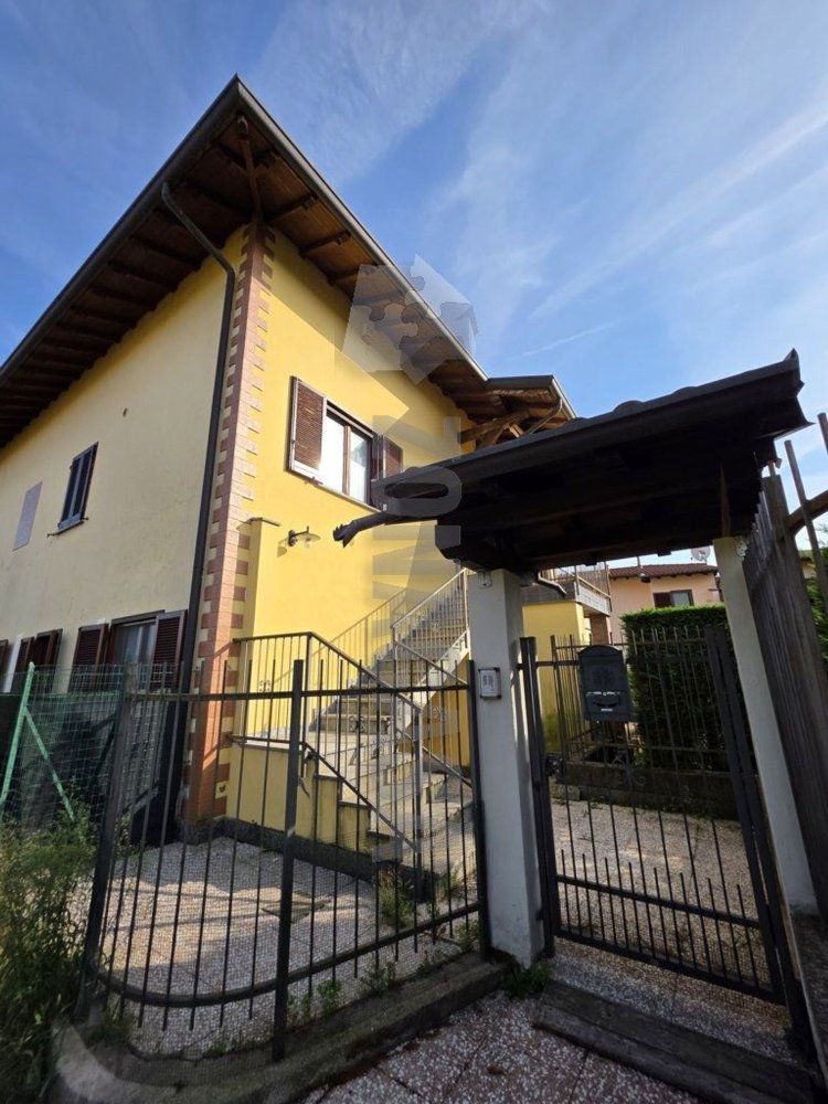 4 Schlafzimmer Doppelhaus in Angera, Italy, Nr. 361312
