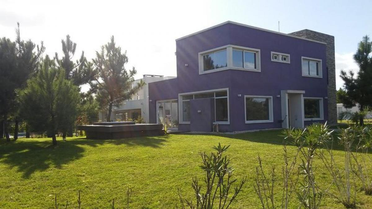 4 bedrooms House in Mar del Plata, Argentina No. 101611