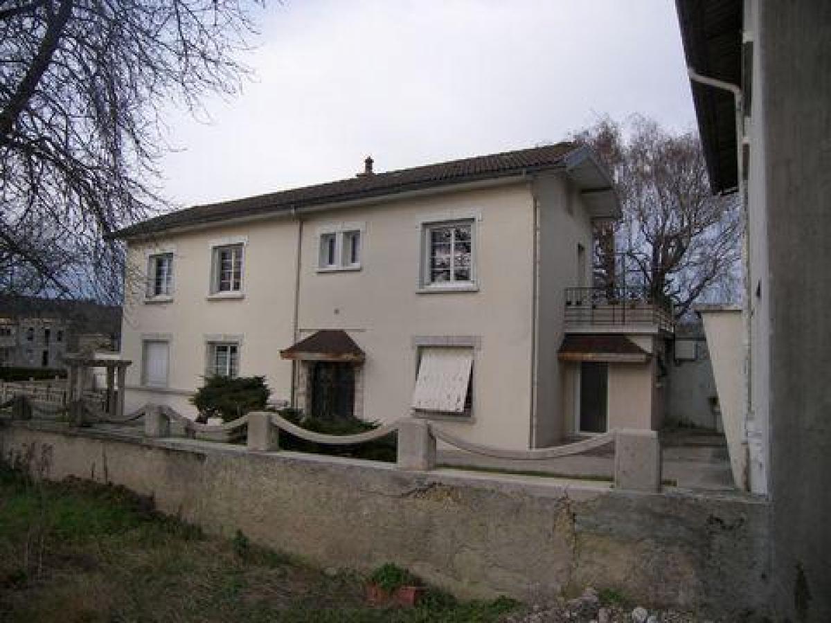Casa de 4 dormitorios en Oyonnax, France No. 28066