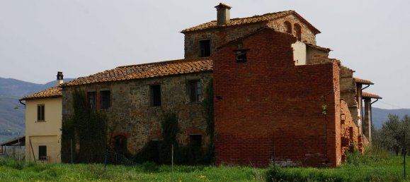 15 rooms House in Terranuova Bracciolini, Italy No. 90224 3