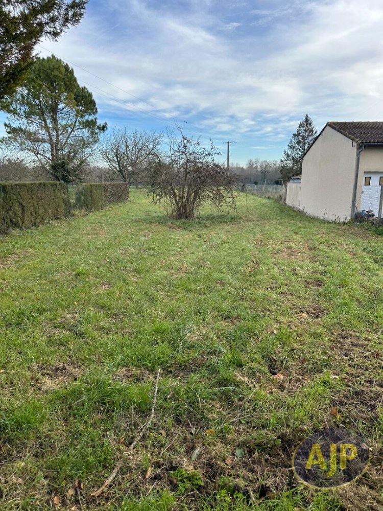 1204m² Land in Colombiers, France No. 113539