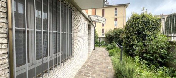 4 bedrooms Villa in Chiari, Italy No. 329048 5