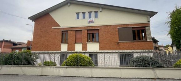 4 bedrooms Villa in Chiari, Italy No. 329048 3