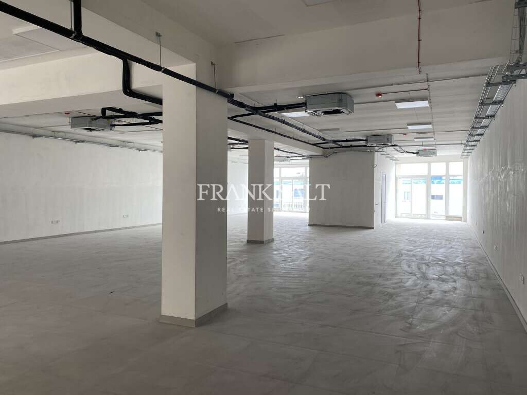 Tienda en Qormi, Malta No. 13175