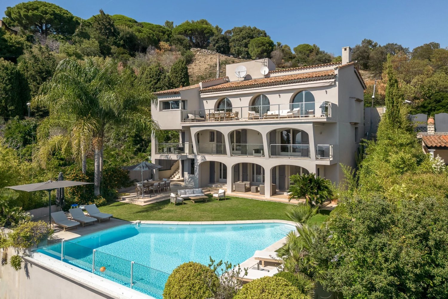 5 bedrooms Villa in Cannes, France No. 1485