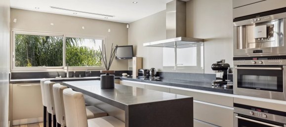 5 bedrooms Villa in Cannes, France No. 1485 9