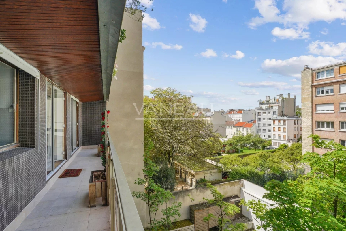 2 bedrooms Apartment in Paris, France No. 294171