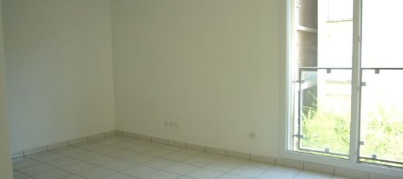 Estudio en Tours, France No. 70484 2