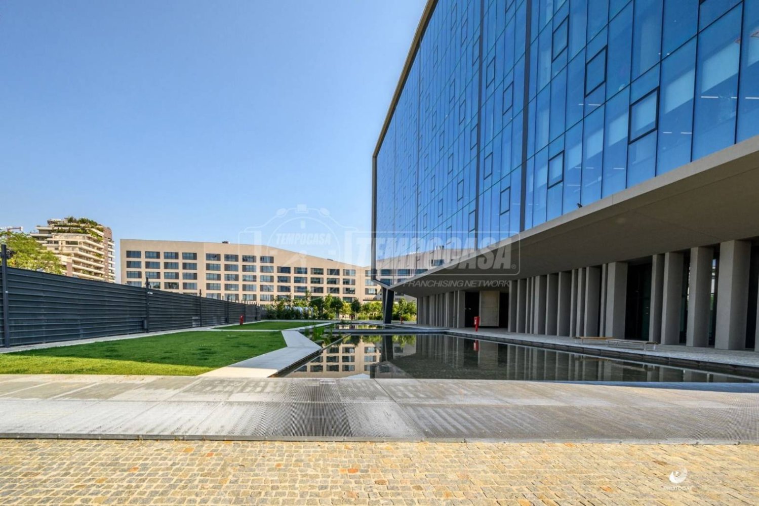 5 rooms Commercial property in Milan, Italy No. 378626