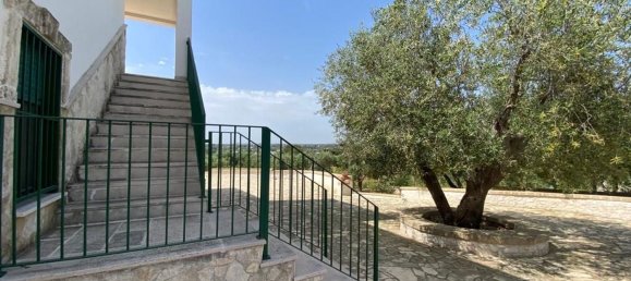 Вилла с 3 комнатами в Остуни, Италия № 72097 40