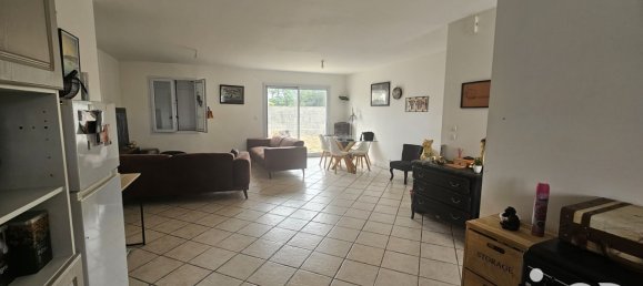 Casa de 3 dormitorios en Saint-Jean-d'Angely, France No. 302621 4