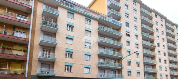 3 rooms Apartment in Turin, Italy No. 52623 2