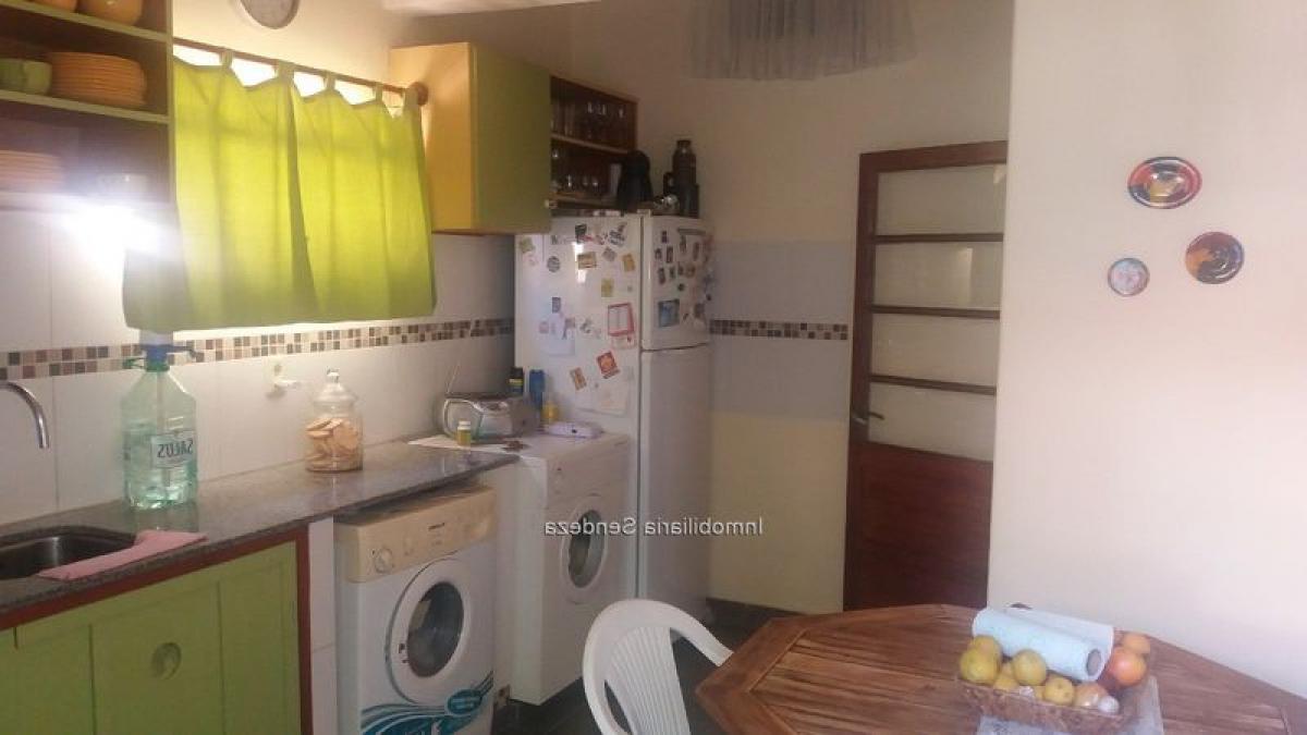 Apartamento de 3 dormitorios en Montevideo, Uruguay No. 8111