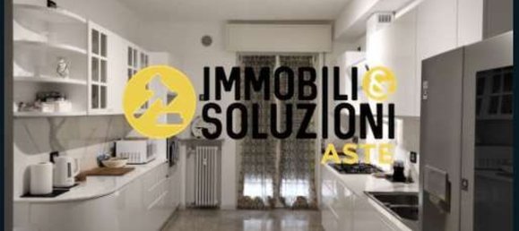 5 rooms Apartment in Bergamo, Italy No. 3444 8