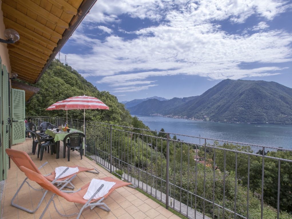 Apartamento de 2 dormitorios en Argegno, Italy No. 57459