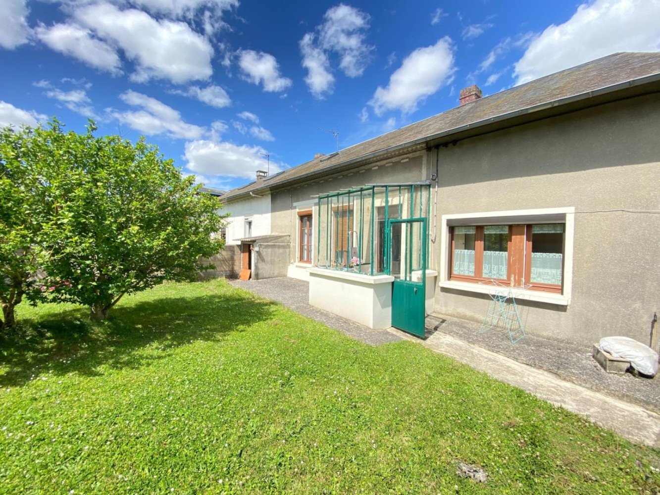 Villa de 2 dormitorios en Tricot, France No. 228246