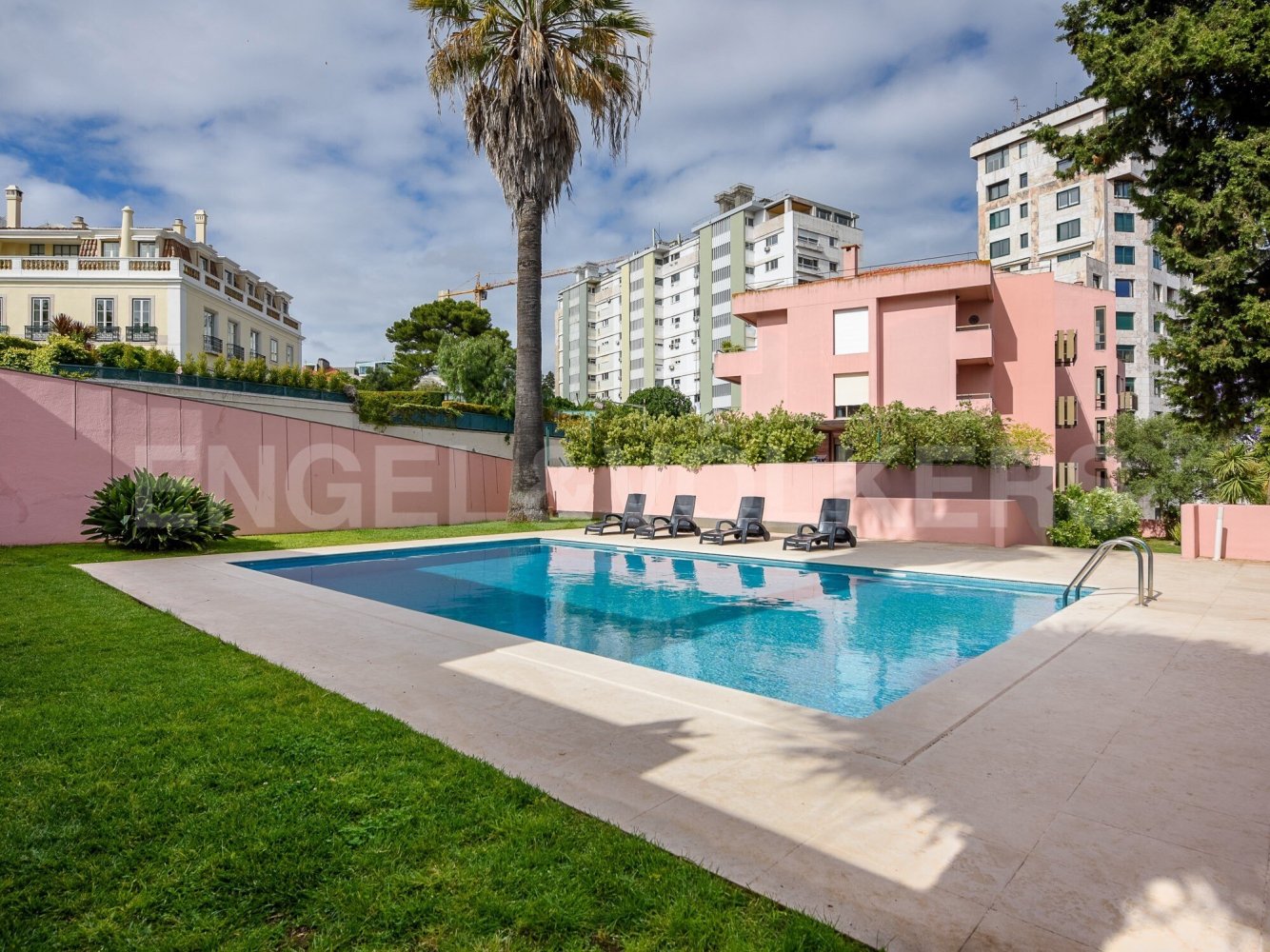 2 bedrooms Apartment in Lisbon, Portugal No. 9723