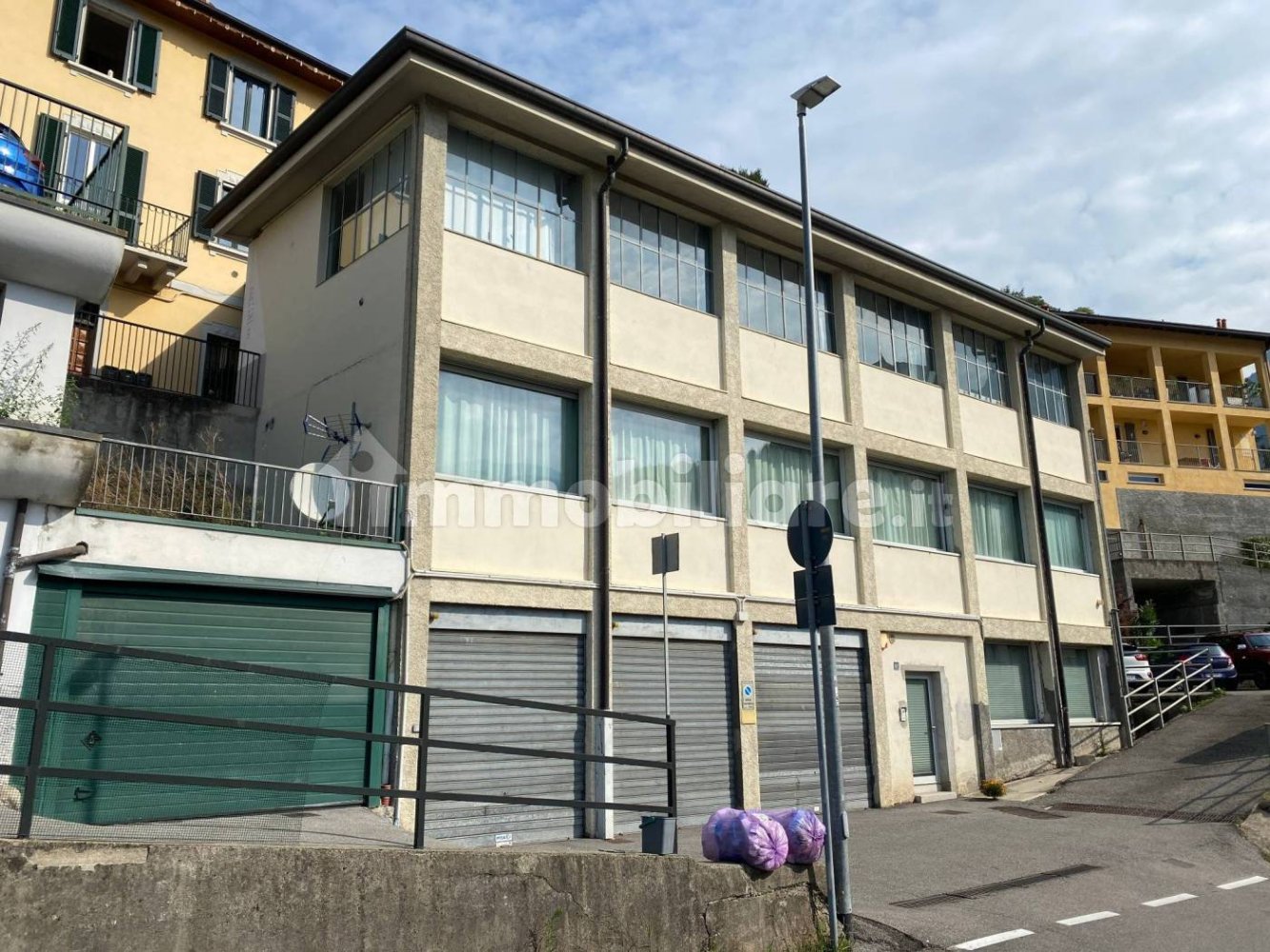 Almacén en Lecco, Italy 360 m² No. 397747