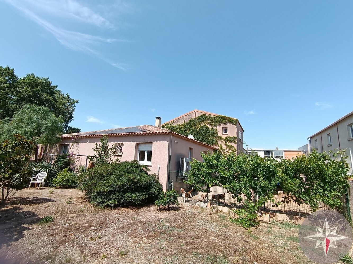  Commercial property in Frontignan, France No. 298261