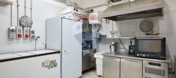 71m² Commercial property in Rome, Italy No. 107746 16