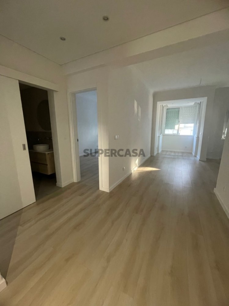 3 bedrooms Apartment in Amadora, Portugal No. 286594