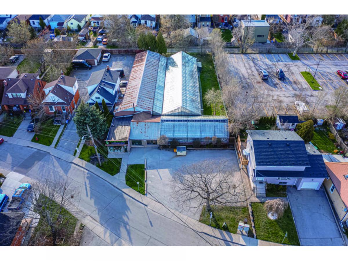 8374m² Commercial property in Hamilton, Canada No. 1389