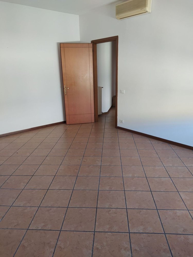 3 rooms Apartment in Padua, Italy No. 261490