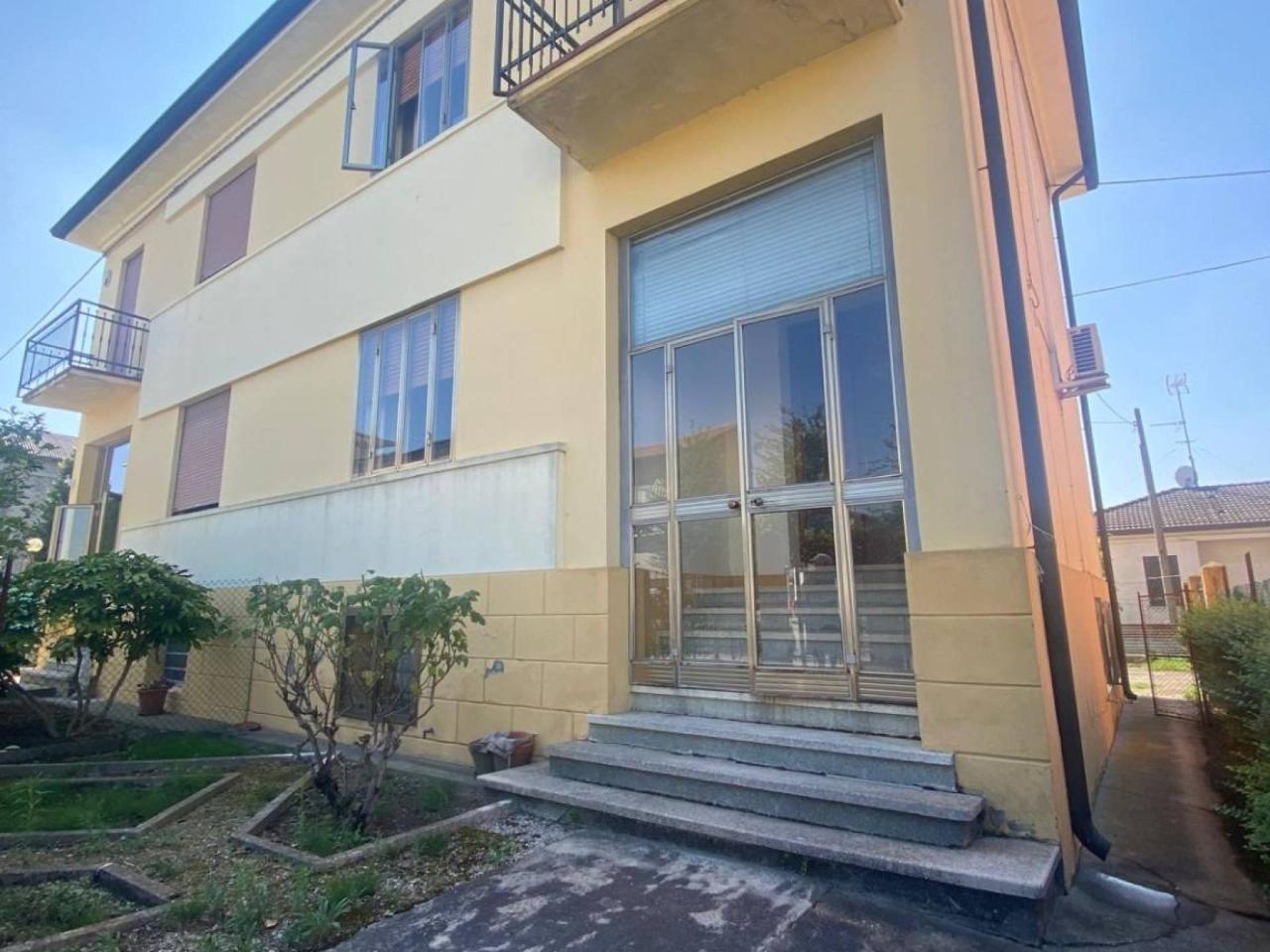 4-salle Villa à Castagnaro, Italy No. 142935