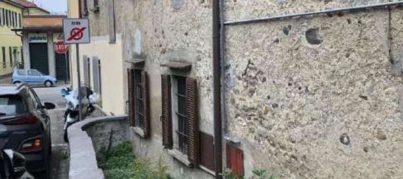 5 bedrooms Apartment in Gazzada Schianno, Italy No. 359548 2
