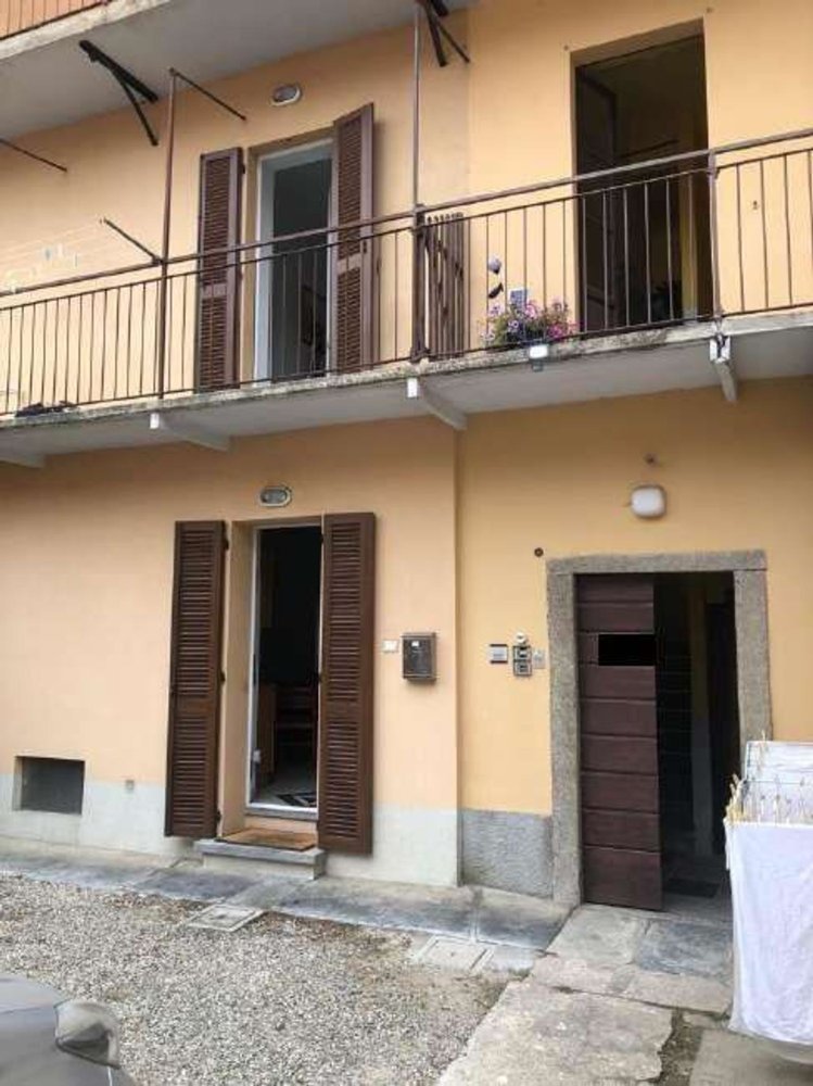 5 bedrooms Apartment in Gazzada Schianno, Italy No. 359548