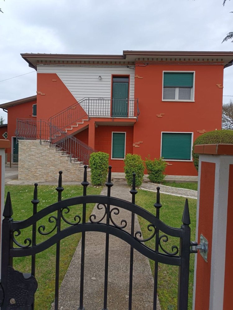 9 rooms House in Riva del Po, Italy No. 254571