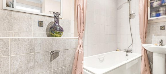 4 bedrooms House in Surrey, United Kingdom No. 8562 16